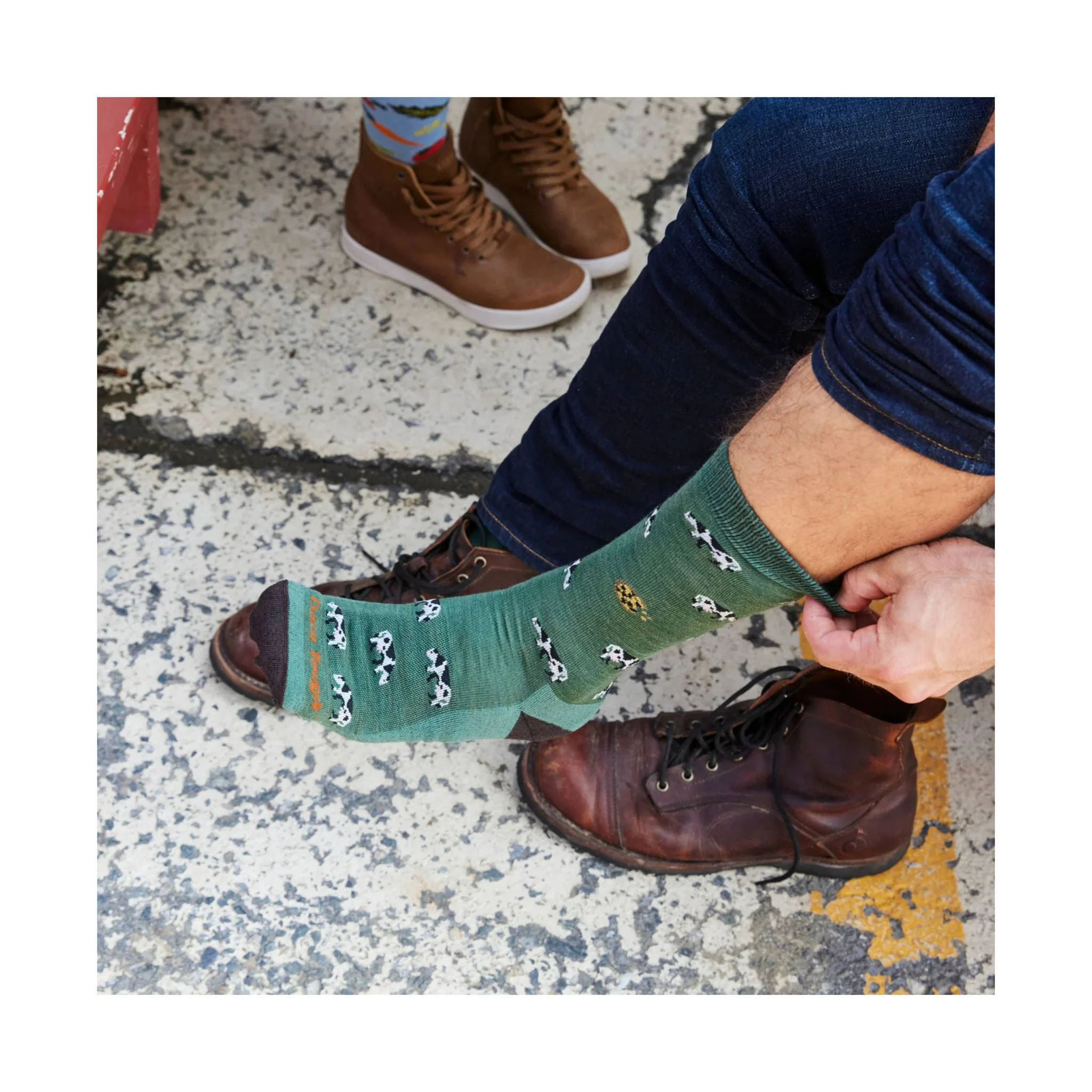 Darn Tough Vermont Men's Dairy Air Crew Lightweight Lifestyle Sock - Pasture - Image 2